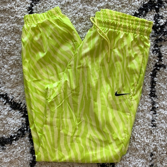 Nike Pants - 💛 NIKE ICON CLASH ANIMAL PRINT WOVEN JOGGER PANTS